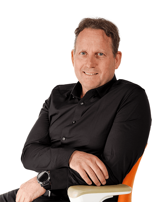Dennis-Schmets-starters coach in orange chair